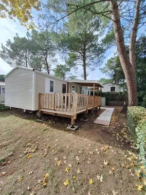 Jardin de l'établissement mobil-home family 6 personnes, Camping 4 étoiles bois dormant vendée