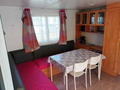 Cuisine ou kitchenette dans l'établissement Mobil home LA BAULE 437