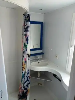 Salle de bains dans l'établissement Mobil home LA BAULE 437