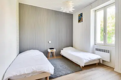 Un ou plusieurs lits dans un hébergement de l'établissement Maison avec jardin pour 4 - 800m de la plage