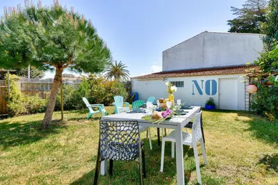 Jardin de l'établissement Maison avec jardin pour 4 - 800m de la plage
