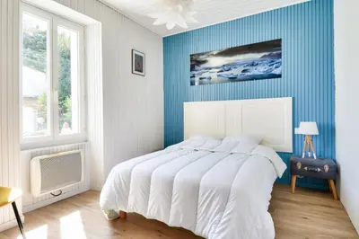 Un ou plusieurs lits dans un hébergement de l'établissement Maison avec jardin pour 4 - 800m de la plage