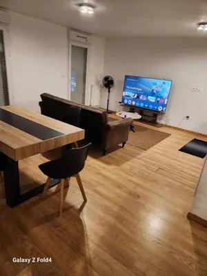 Télévision ou salle de divertissement dans l'établissement Chic et simple avec parking à 5 min de la gare
