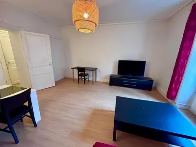 Télévision ou salle de divertissement dans l'établissement Spacieux Appartement Privé T2 rénové