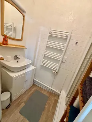 Salle de bains dans l'établissement Spacieux Appartement Privé T2 rénové