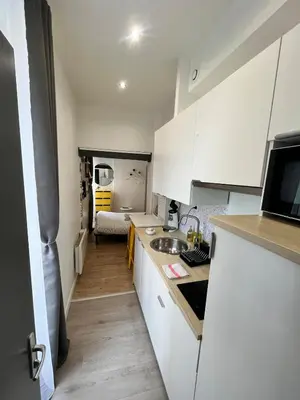 Cuisine ou kitchenette dans l'établissement Le CoCon Nantais 2pers Wi-Fi TV