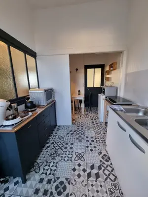 Cuisine ou kitchenette dans l'établissement Logement indépendant Sacré Coeur