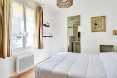 Un ou plusieurs lits dans un hébergement de l'établissement Maison pour 7 à 900m de la plage avec jardin