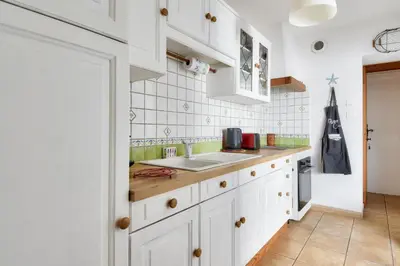 Cuisine ou kitchenette dans l'établissement Maison pour 7 à 900m de la plage avec jardin