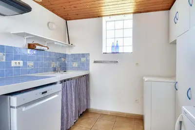 Cuisine ou kitchenette dans l'établissement Maison pour 7 à 900m de la plage avec jardin