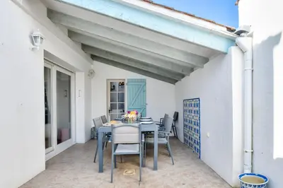 Balcon ou terrasse dans l'établissement Maison pour 7 à 900m de la plage avec jardin