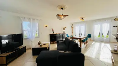 Télévision ou salle de divertissement dans l'établissement Maison proche centre ville, cosy et confort