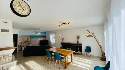 Coin salon dans l'établissement Maison proche centre ville, cosy et confort