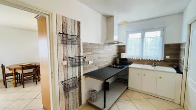 Cuisine ou kitchenette dans l'établissement Maison proche centre ville, cosy et confort