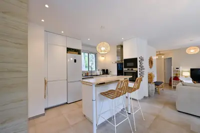Cuisine ou kitchenette dans l'établissement Majoa - 300m plage - Wifi - Jardin