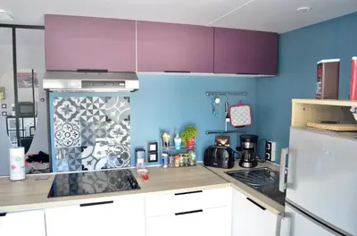 Cuisine ou kitchenette dans l'établissement Chalet pour 6 à St-Hilaire - Piscine chauffée