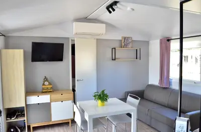 Coin salon dans l'établissement Chalet pour 6 à St-Hilaire - Piscine chauffée
