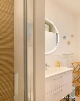 Salle de bains dans l'établissement Barbâtre Les Figuiers Plage à 500 m