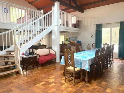 Coin salon dans l'établissement La Cachette d Oona, Grand gîte nature et familles