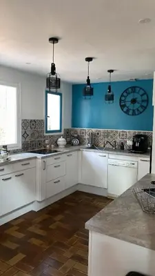 Cuisine ou kitchenette dans l'établissement La Cachette d Oona, Grand gîte nature et familles