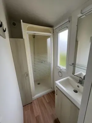 Salle de bains dans l'établissement Mobile home 6 personnes 1semaine minimum juillet août