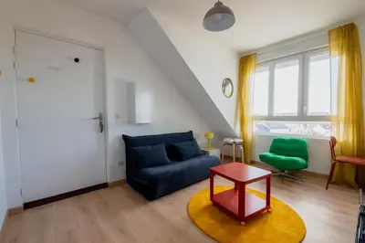 Coin salon dans l'établissement Le Nid Coloré T2 petit déj' offert