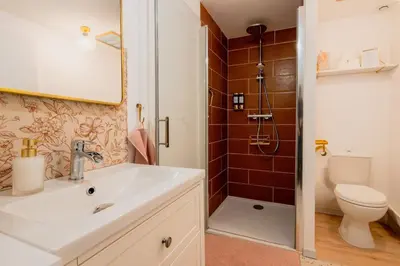 Salle de bains dans l'établissement Le Nid Coloré T2 petit déj' offert