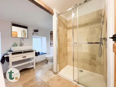 Salle de bains dans l'établissement Tranquiloue - Maison paisible à 7min du PuyduFou