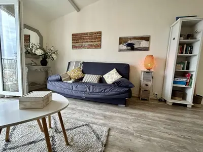 Coin salon dans l'établissement Appartement rénové 2 pièces proche plage - La Guérinière - FR-1-224B-241