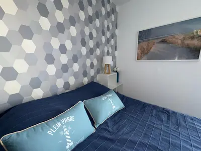 Un ou plusieurs lits dans un hébergement de l'établissement Appartement cosy moderne avec terrasse et parking, à 50m de la plage - FR-1-323-569