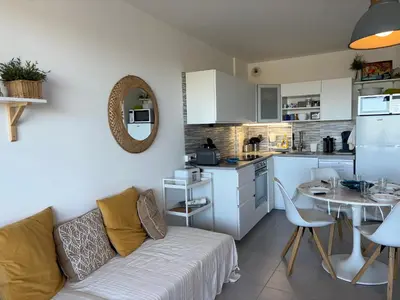 Cuisine ou kitchenette dans l'établissement Appartement cosy moderne avec terrasse et parking, à 50m de la plage - FR-1-323-569