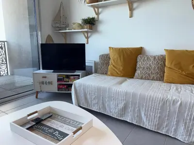 Télévision ou salle de divertissement dans l'établissement Appartement cosy moderne avec terrasse et parking, à 50m de la plage - FR-1-323-569