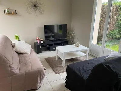 Télévision ou salle de divertissement dans l'établissement Maison proche de l'aéroport et Nantes