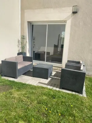 Coin salon dans l'établissement Maison proche de l'aéroport et Nantes