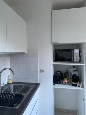 Cuisine ou kitchenette dans l'établissement Maison proche de l'aéroport et Nantes
