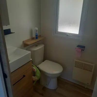 Salle de bains dans l'établissement Mobil-home Saint Jean de mont