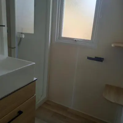 Salle de bains dans l'établissement Mobil-home Saint Jean de mont