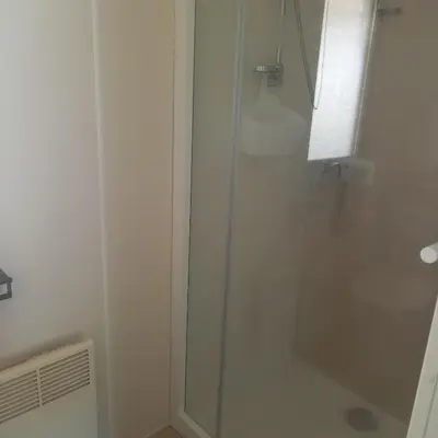 Salle de bains dans l'établissement Mobil-home Saint Jean de mont