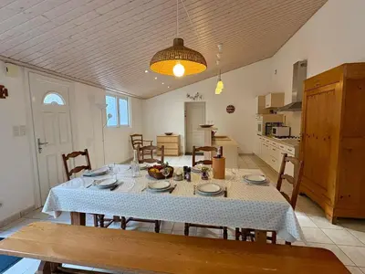 Cuisine ou kitchenette dans l'établissement Spacieuse maison en forêt proche plage pour 7 personnes - FR-1-323-570