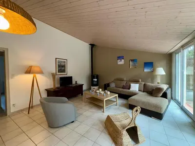 Coin salon dans l'établissement Spacieuse maison en forêt proche plage pour 7 personnes - FR-1-323-570