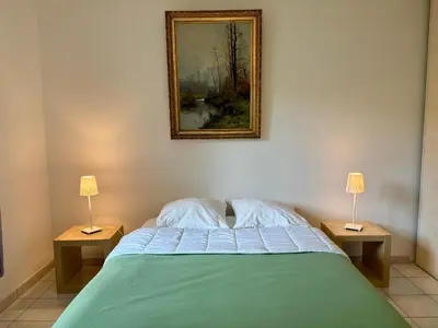 Un ou plusieurs lits dans un hébergement de l'établissement Spacieuse maison en forêt proche plage pour 7 personnes - FR-1-323-570