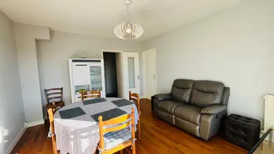 Coin salon dans l'établissement Le Centre Bourg, situation rêvée