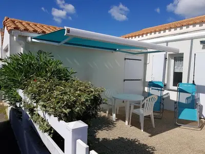 Balcon ou terrasse dans l'établissement Charmante maison F3 proximité plage