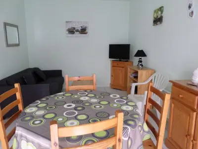 Télévision ou salle de divertissement dans l'établissement Charmante maison F3 proximité plage