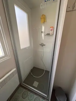 Salle de bains dans l'établissement Mobilhome Calme 6 Personnes Camping Pierre Couché