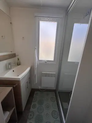 Salle de bains dans l'établissement Mobilhome Calme 6 Personnes Camping Pierre Couché