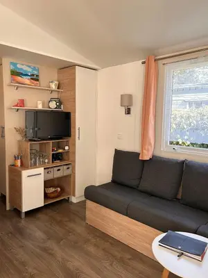 Télévision ou salle de divertissement dans l'établissement Mobilhome Calme 6 Personnes Camping Pierre Couché