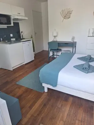 Cuisine ou kitchenette dans l'établissement L'Appel De La Forêt - Wifi Fibre, Linge & Parking
