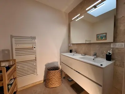 Salle de bains dans l'établissement Villa Saint-Marc-sur-Mer