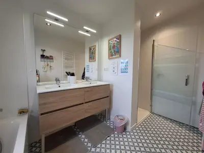 Salle de bains dans l'établissement Villa Saint-Marc-sur-Mer